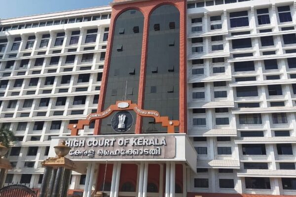 പെൻഷനു പണമില്ലെന്ന് സർക്കാർ, മനുഷ്യന്റെ ജീവിതപ്രശ്നങ്ങൾക്ക് പ്രാധാന്യം നൽകണമെന്ന് ഹൈക്കോടതി