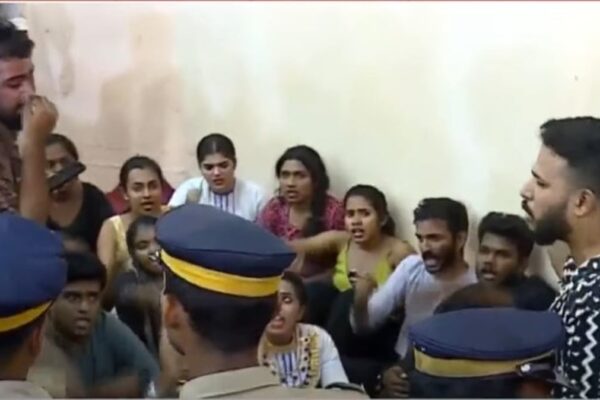 സര്വകലാശാല കലോത്സവത്തിനിടെ കെഎസ്യു പ്രതിഷേധം; എസ്എഫ്ഐ തിരഞ്ഞുപിടിച്ച് മര്ദ്ദിക്കുന്നുവെന്ന് ആരോപണം