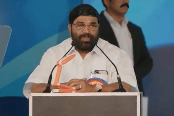 ‘വാണിജ്യ- തൊഴിൽ മേഖലയിൽ വരാനിരിക്കുന്നത് വലിയ സാധ്യതകൾ, വിഴിഞ്ഞം ചരിത്ര നിമിഷത്തിന് സാക്ഷ്യം വഹിക്കുന്നു’: വി എൻ വാസവൻ