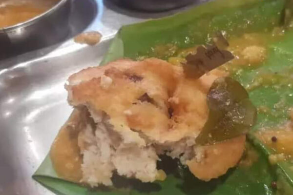 തിരുവനന്തപുരം വെൺപാലവട്ടം കുമാർ ടിഫിൻ സെൻററിൽ നിന്നും വാങ്ങിയ ഉഴുന്നുവടയിൽ ബ്ലേഡ്