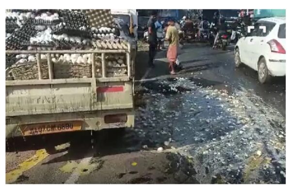 മുട്ട കയറ്റിവന്ന ലോറിക്കുപിന്നിൽ ബസ്സിടിച്ചു; 20,000ത്തോളം മുട്ട പൊട്ടി റോഡിലൊഴുകി