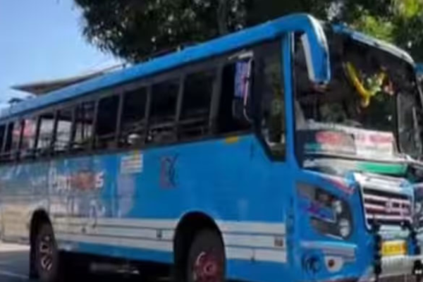 സ്കൂൾ വാനും സ്വകാര്യ ബസും കൂട്ടിയിടിച്ചു രണ്ട് വിദ്യാർത്ഥികൾക്കും നിരവധി യാത്രികർക്കും പരിക്ക്.