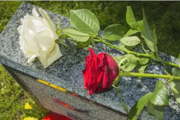 കല്ലറകളിൽ ക്യുആർ കോഡുകൾ പ്രത്യക്ഷപ്പെടുന്നു ആര് പതിച്ചു മാസങ്ങളായി നിലനിന്ന ദുരൂഹതയ്ക്കു വിരാമം
