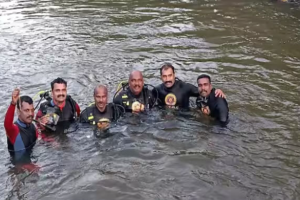കരമനയാറ്റിൽ ഐടിഐ വിദ്യാർഥിയുടെ മാല കാണാതായി ഫയർഫോഴ്സ് സ്കൂബ ടീം മാല മുങ്ങിയെടുത്തു.