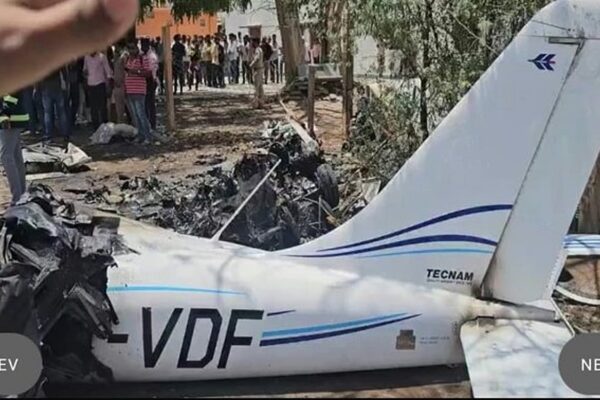 ഗുജറാത്തില് പരിശീലന വിമാനം തകര്ന്നുവീണ് പൈലറ്റ് മരിച്ചു