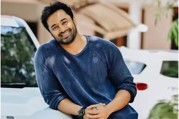 സംവിധാന രംഗത്തേക്ക് അരങ്ങേറ്റം കുറിച്ച് നടൻ ഉണ്ണി മുകുന്ദൻ