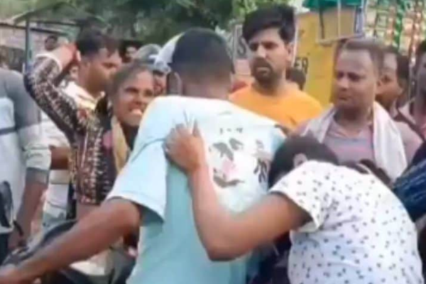 മകനെ പെണ്സുഹൃത്തുമായി കണ്ട ദേഷ്യത്തിൽ മകനെയും സുഹൃത്തിനെയും പരസ്യമായി മര്ദിച്ചു മാതാപിതാക്കൾ