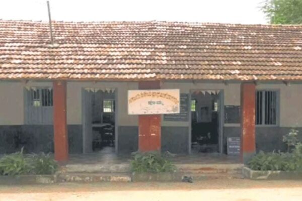 സ്കൂളിൽ പാചകക്കാരിയായി ദലിത് സ്ത്രീയെ നിയമിച്ചു; വിദ്യാർഥികളെ കൂട്ടത്തോടെ സ്കൂളിൽ നിന്ന് മാറ്റി രക്ഷിതാക്കൾ; സ്കൂൾ അടച്ചുപൂട്ടൽ ഭീക്ഷണിയിൽ