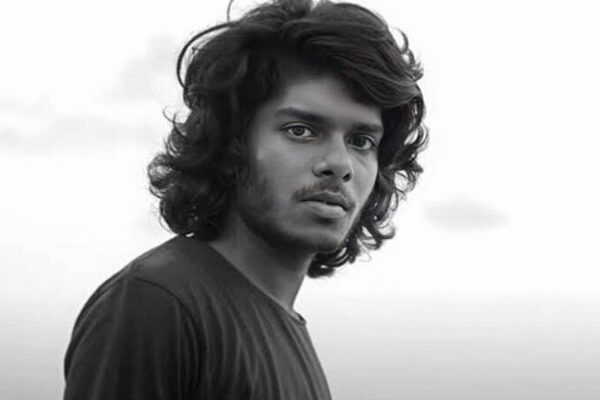 വേദിയിലേക്ക് അയ്യങ്കാളി തലപ്പാവ് അണിയിക്കാന് എത്തിയ സംഘാടകരെ സ്നേഹപൂർവ്വം തടഞ്ഞ് തലപ്പാവ് കൈയില് സ്വീകരിച്ച് വേടൻ