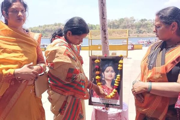 ഇതര മതസ്ഥനായ യുവാവിനെ വിവാഹം കഴിച്ചതിന് ജീവിച്ചിരിക്കുന്ന മകളുടെ മരണാനന്തര ചടങ്ങുകള് നടത്തി കുടുംബം.