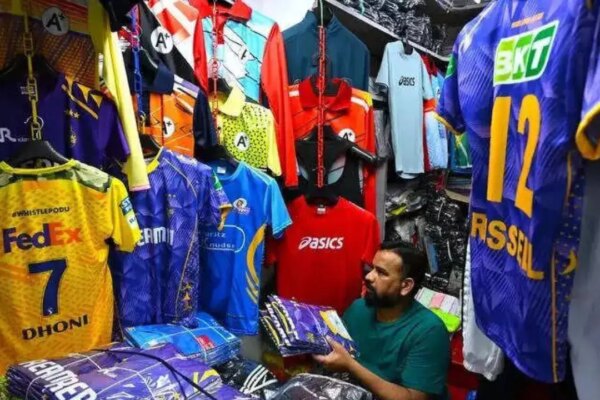 വാങ്കഡെ സ്റ്റേഡിയത്തിൽ നിന്നും ആറര ലക്ഷം രൂപയുടെ ജഴ്സി മോഷണം; സെക്യൂരിറ്റി ജീവനക്കാരൻ പിടിയിൽ