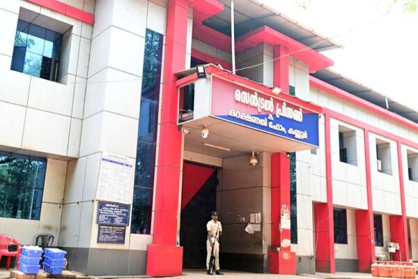 കല്ലിനടിയിൽ ഒളിപ്പിച്ച നിലയിൽ, കണ്ണൂർ സെൻട്രൽ ജയിലിൽ നിന്ന് മൊബൈൽ ഫോൺ കണ്ടെത്തി